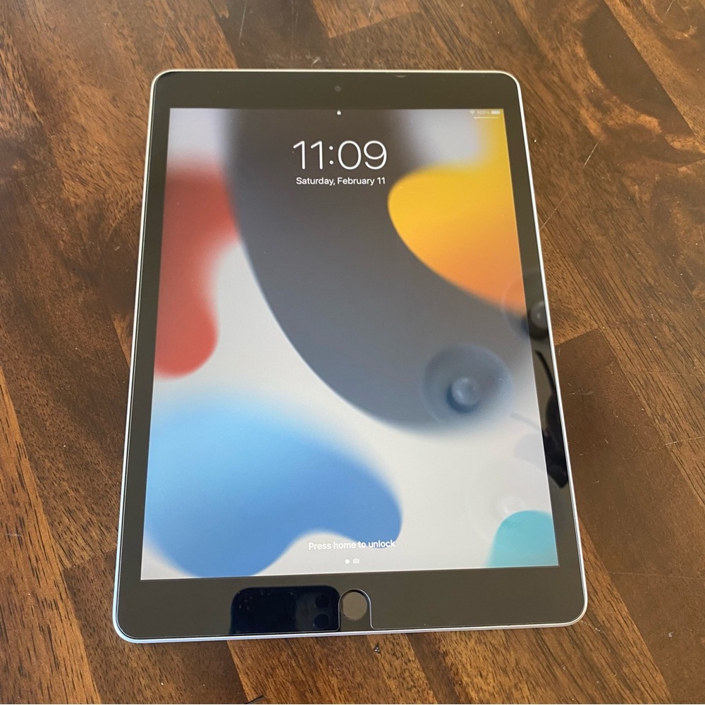 Apple iPad 10.2-inch Wi-Fi (2021, 9th Generation) Silver 64GB with Clear Case